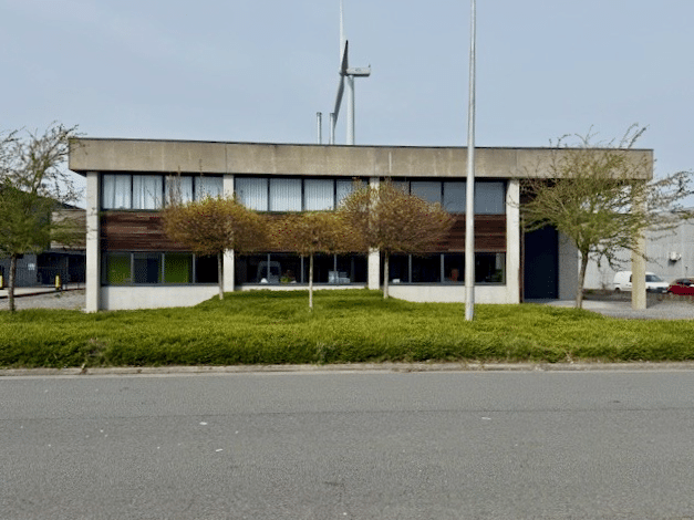 Spacieux entrepôt et bureaux