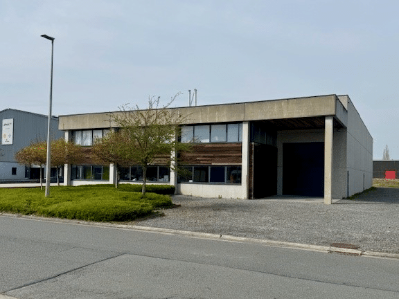 Spacieux entrepôt et bureaux