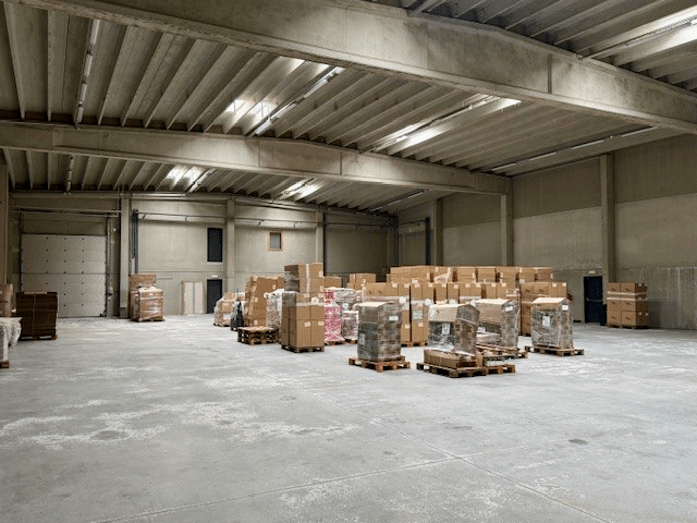 Spacieux entrepôt et bureaux
