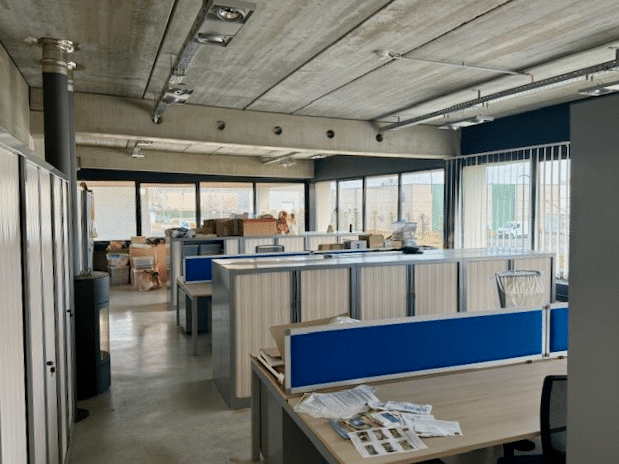 Spacieux entrepôt et bureaux