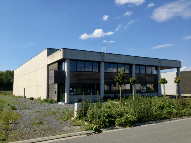 Spacieux entrepôt et bureaux