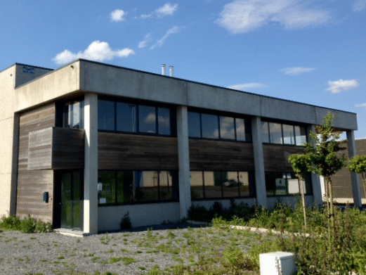 Spacieux entrepôt et bureaux