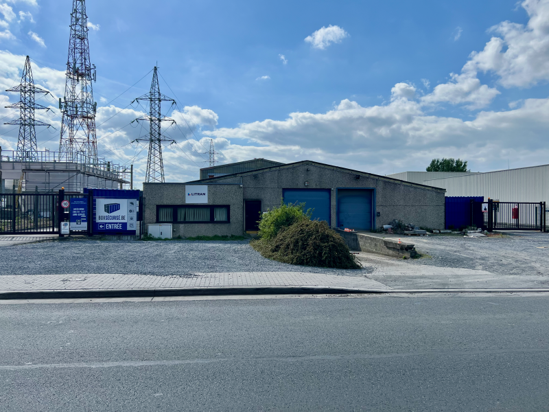 Bâtiment polyvalent en zone socio-économique mixte
