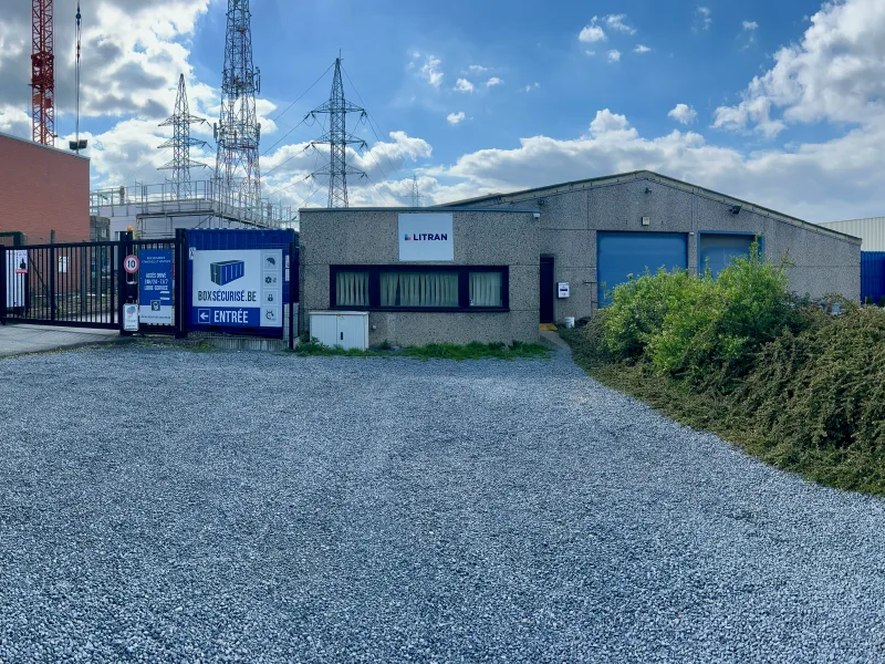 Bâtiment polyvalent en zone socio-économique mixte